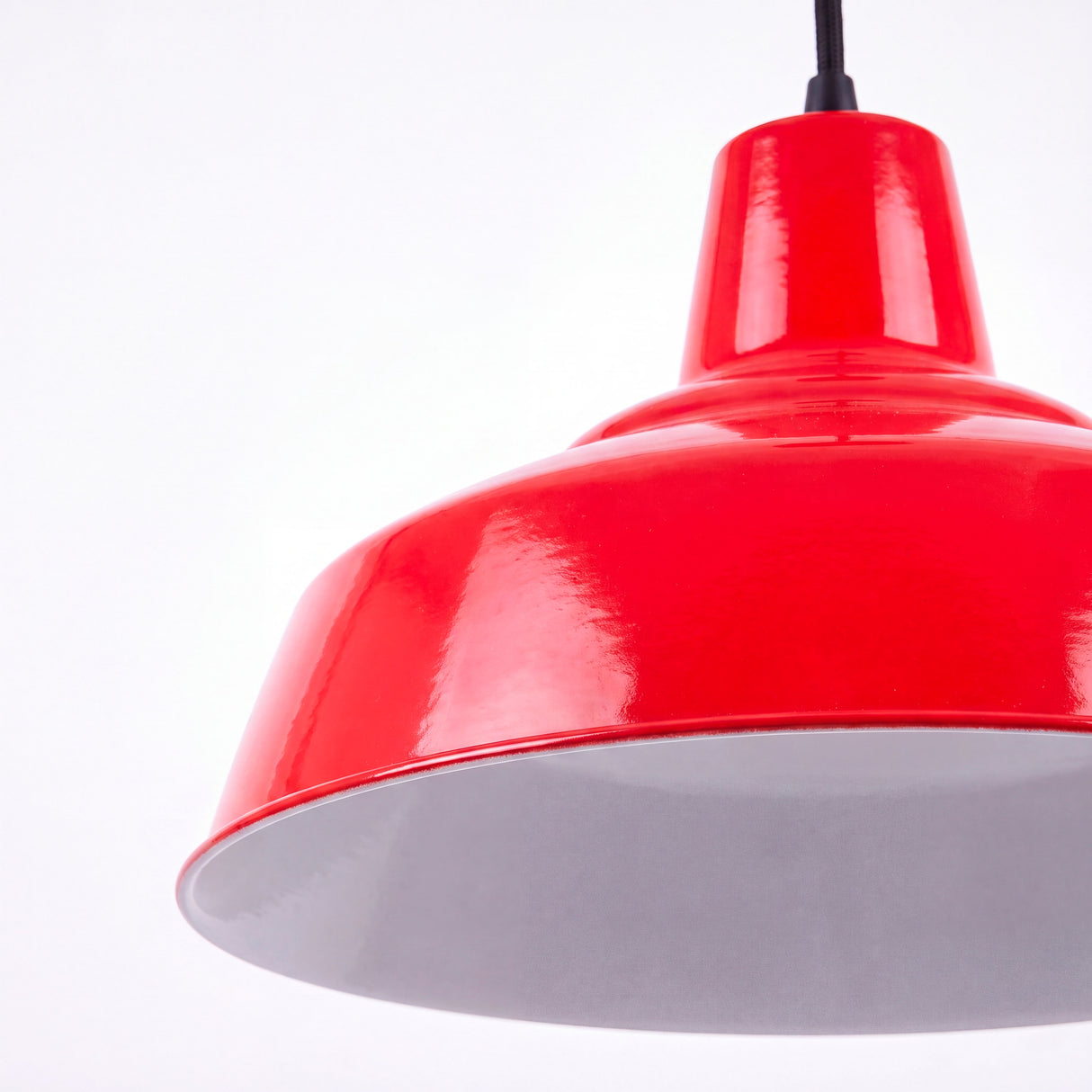 Detalle del cuerpo de acero con acabados premium en pintura roja horneada de alta resistencia y brillo.