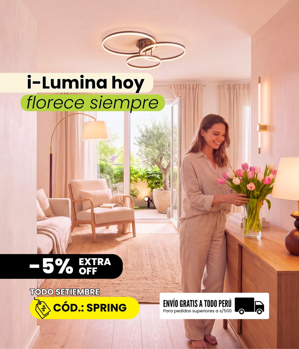 Banner de primavera ilumina.pe: sala iluminada con lámpara de techo LED, lámpara de pie de arco, aplique de pared, lámpara de mesa y estaca LED de exterior — 5% extra de descuento con código SPRING y envío gratis a todo el Perú setiembre 2026 día del shopping.