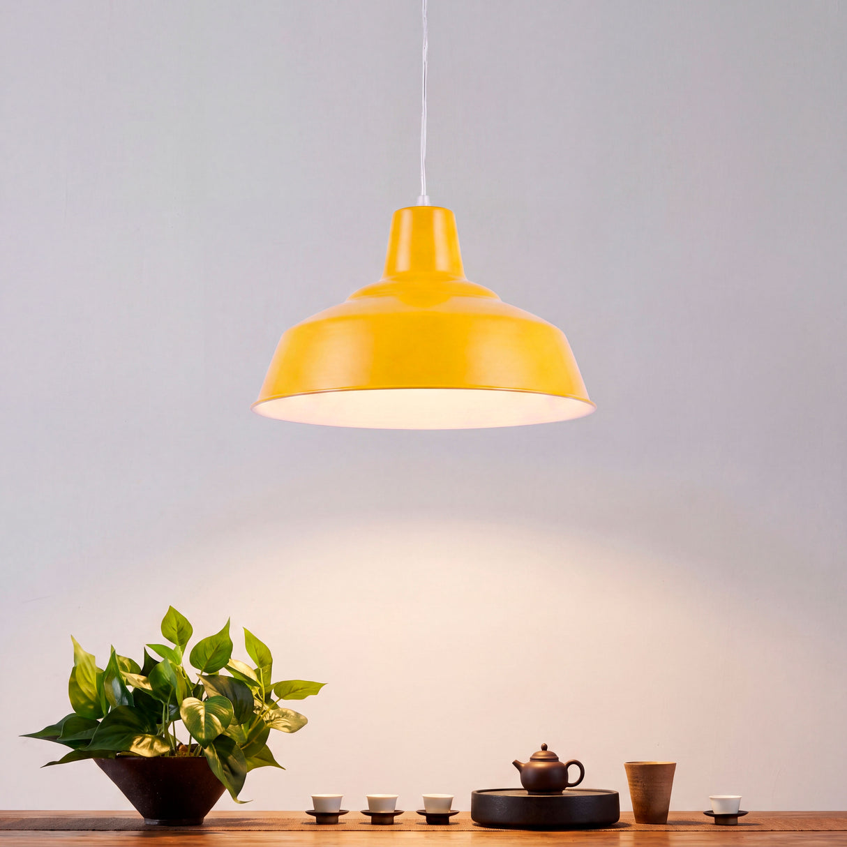 Punto de luz focal directo creando una atmósfera relajante y cálida en una mesa de té con plantas.