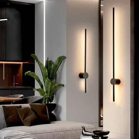 Lámpara de Pared LED en formato lineal que retroilumina la pared de manera agradable. Lámpara LED tipo una línea recta que retroilumina las paredes para casa y oficinas. Ejemplo de como iluminar agradable la pared en un ambiente moderno.