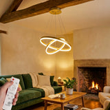 Decoración de sala con chimenea iluminada por lámpara de anillos LED en tono cálido