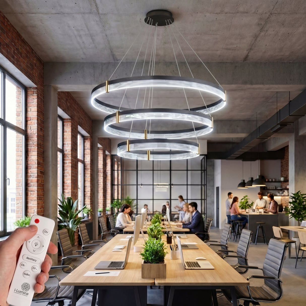 Lámpara de 3 aros LED instalada sobre mesa de reuniones en espacio de trabajo abierto