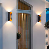 LÁMPARA DE EXTERIOR LUCIANA BLACK AND GOLD LUZ CÁLIDA