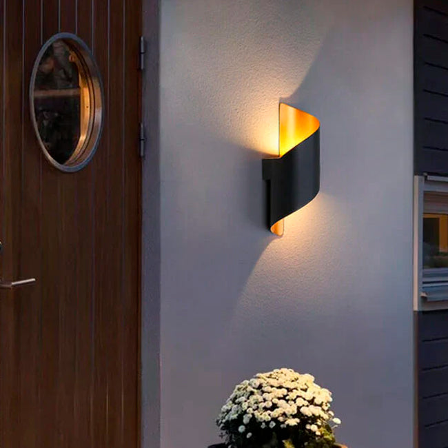 LÁMPARA DE EXTERIOR IVANNA BLACK AND GOLD LED LUZ CÁLIDA