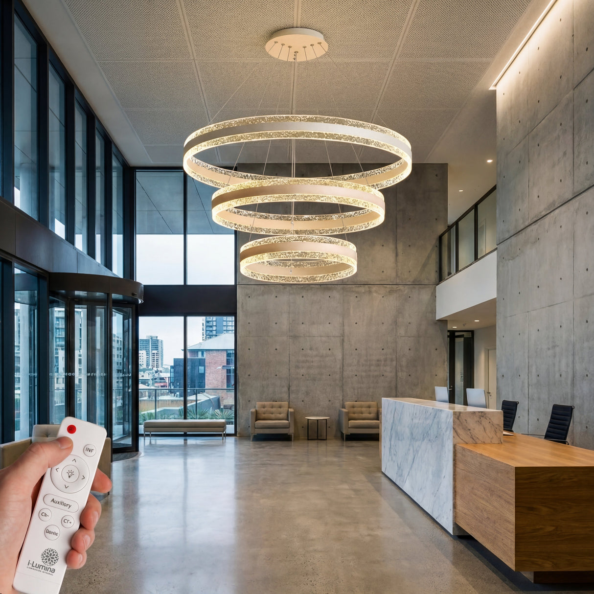 Lámpara de gran formato de 3 aros LED instalada en recepción de oficina moderna