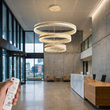 Lámpara de gran formato de 3 aros LED instalada en recepción de oficina moderna