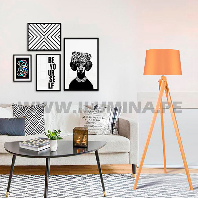LÁMPARA DE PIE TRÍPODE DE MADERA NÓRDICA CARIDADE + PANTALLA DECORATIVA CÓNICA 45DIAM X 35DIAM X 25ALT HUACHA IMPORTADA COLOR  ANARANJADO