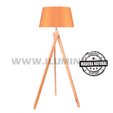 LÁMPARA DE PIE TRÍPODE DE MADERA NÓRDICA CARIDADE + PANTALLA DECORATIVA CÓNICA 45DIAM X 35DIAM X 25ALT HUACHA IMPORTADA COLOR  ANARANJADO
