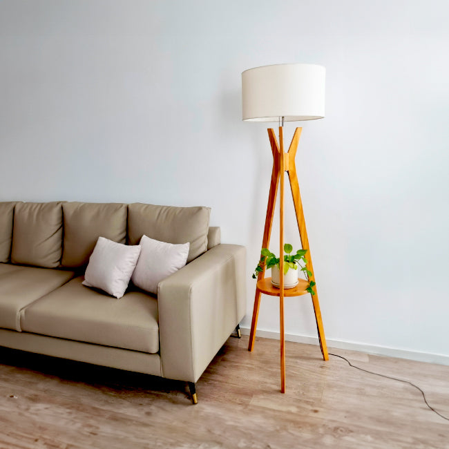 LÁMPARA DE PIE DE MADERA CON REPISA ROMEA