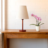 LÁMPARA DE MESA LINEAL HANNA + FOCO LED TRANSPARENTE A60 4W LUZ CÁLIDA