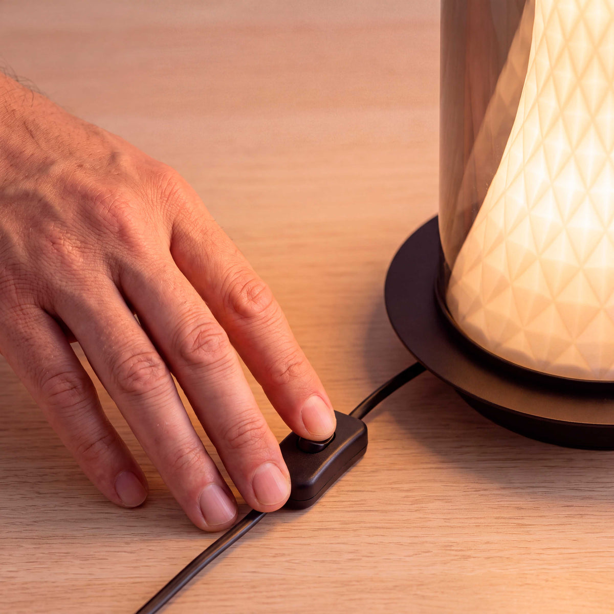 LÁMPARA DE MESA LED ONIX BLACK LUZ CÁLIDA
