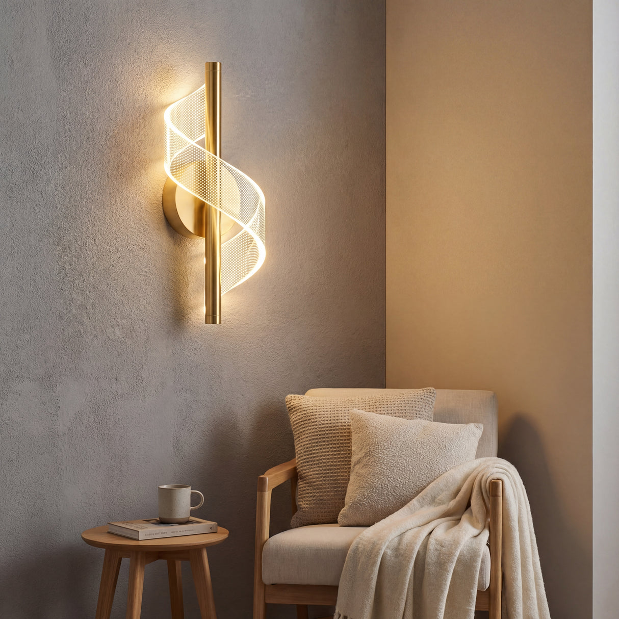 Lampara Helix Gold proyectando luz calida sobre un sillon de lectura, creando una atmosfera acogedora.