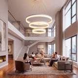 Punto de luz central decorativo que unifica e integra armónicamente un salón comedor residencial abierto.