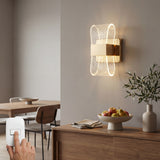 Pared lateral de un comedor pequeño decorada con la luz tricolor de la lámpara Cubic Gold.