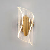 Vista frontal del aplique LED Vortex Gold en una pared gris minimalista con iluminacion suave.