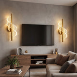 Dos lamparas Helix Gold flanqueando un televisor en una sala de estar contemporanea con luz calida.