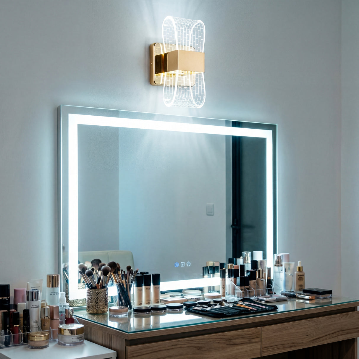 Lámpara Cubic Gold instalada sobre un espejo de baño con marco LED, ideal para tareas de cuidado personal.
