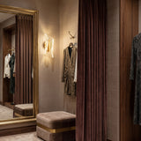 Lampara Vortex Gold instalada junto a un espejo de vestir creando un ambiente de vestidor lujoso.