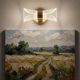 Aplicacion horizontal de la lampara Galaxy Gold funcionando como luz de galeria sobre una pintura al oleo.