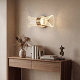 Lampara Galaxy Gold instalada horizontalmente sobre una mesa de entrada con decoracion minimalista.