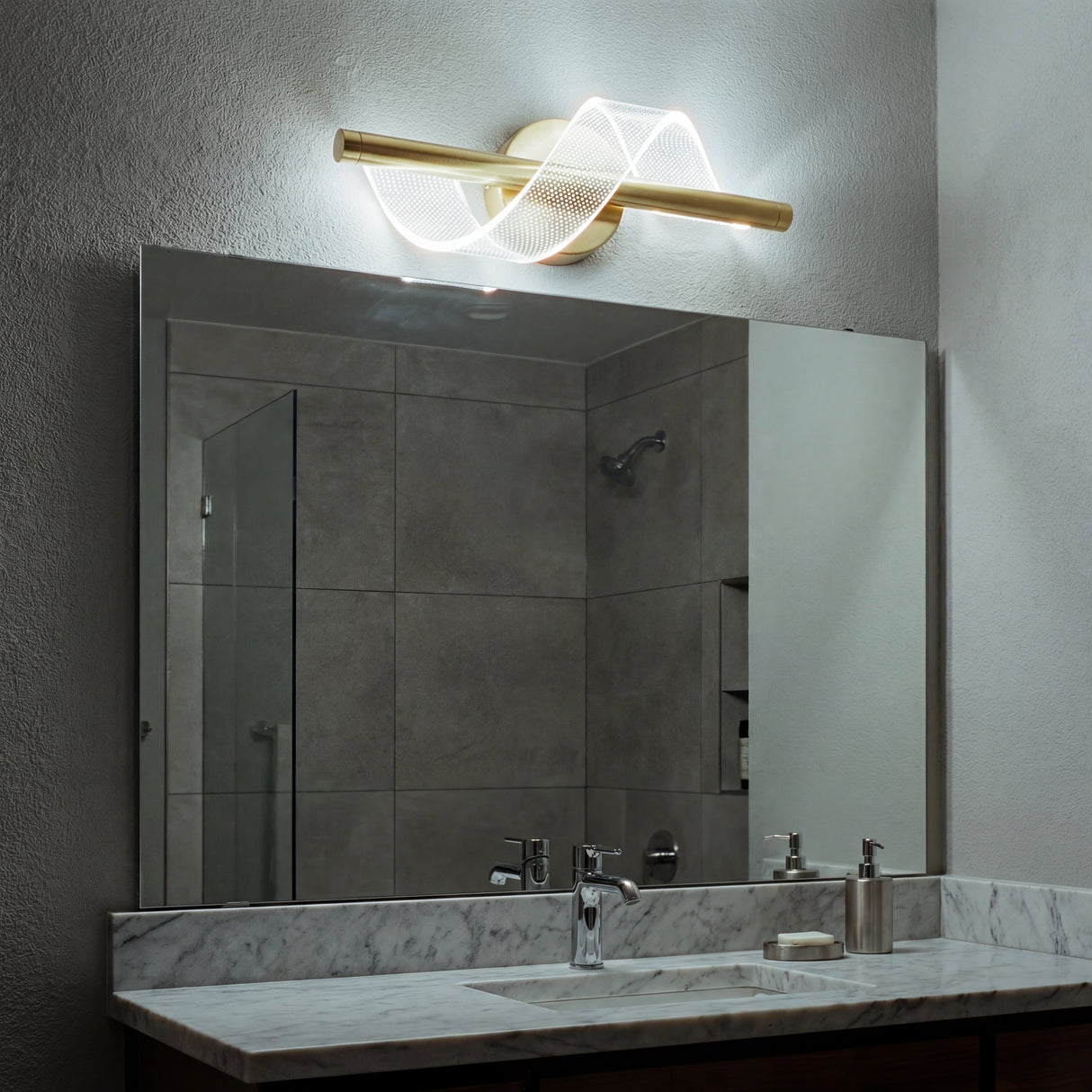 Lampara de pared Helix Gold instalada horizontalmente sobre un espejo de bano para iluminacion frontal LED.