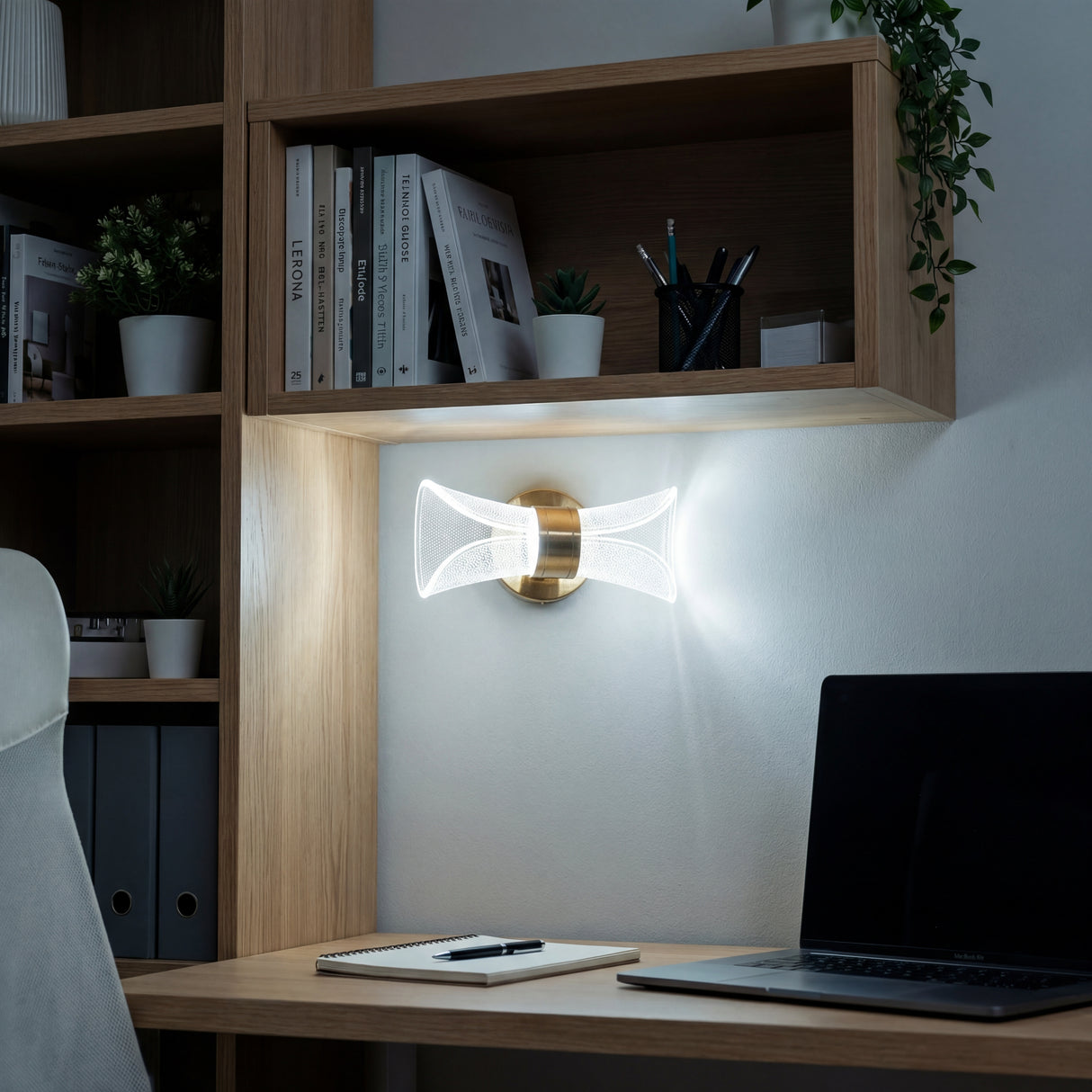 Zona de escritorio con la lampara Galaxy Gold en modo luz fria para mejorar la concentracion al trabajar.