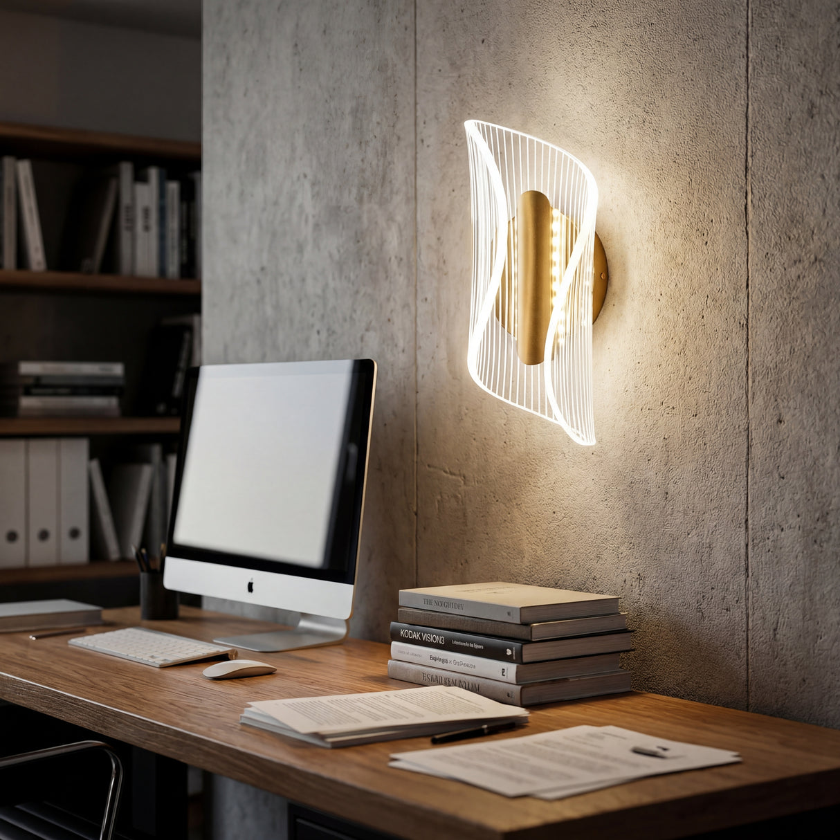 Escritorio moderno con la lampara Vortex Gold en la pared para mejorar la iluminacion de trabajo.
