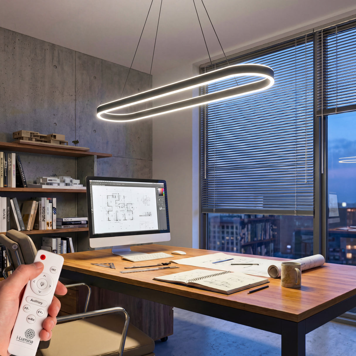 Escritorio de oficina iluminado con lámpara colgante LED ovalada de luz blanca.