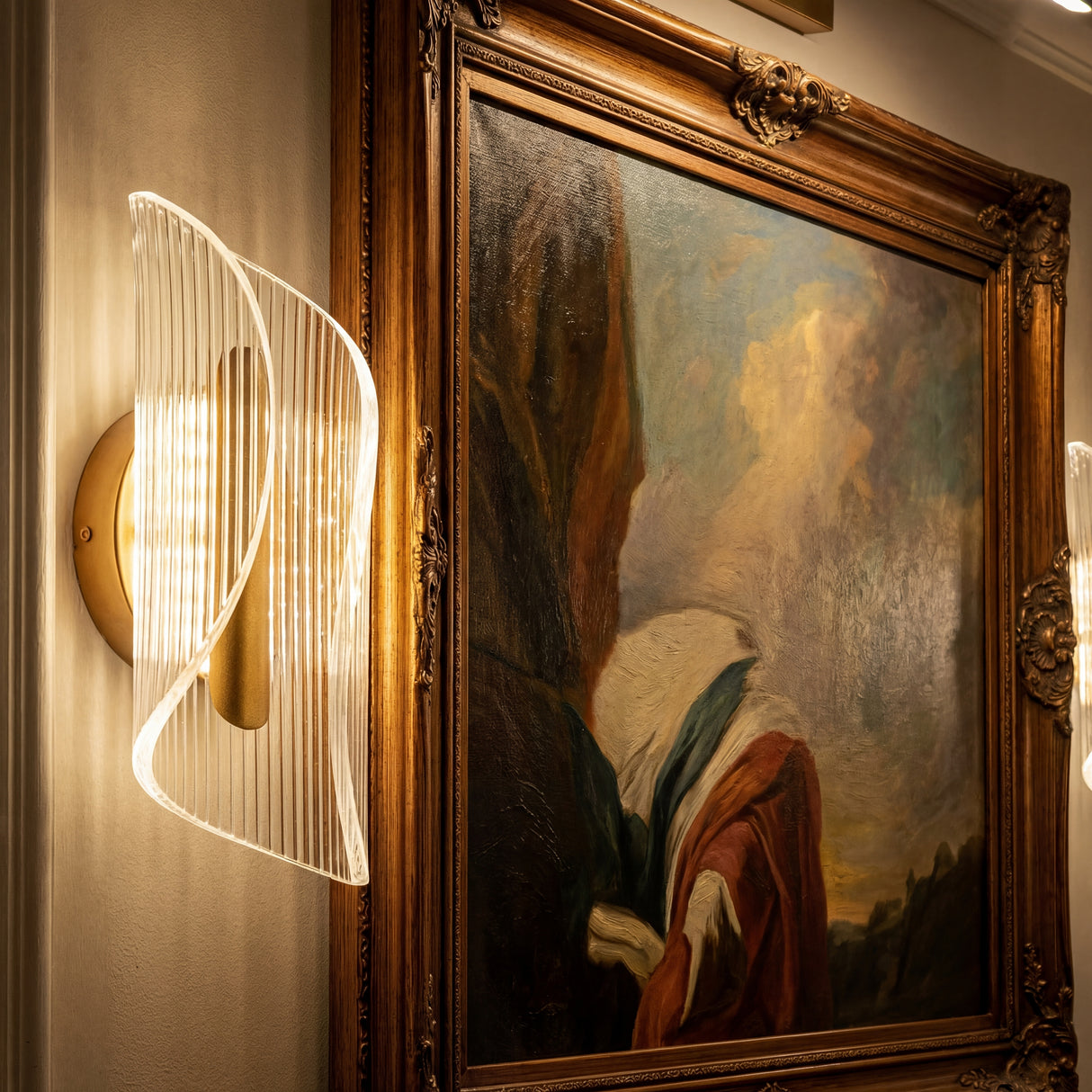 Lampara decorativa Vortex Gold colocada junto a una pintura clasica resaltando el arte con elegancia.