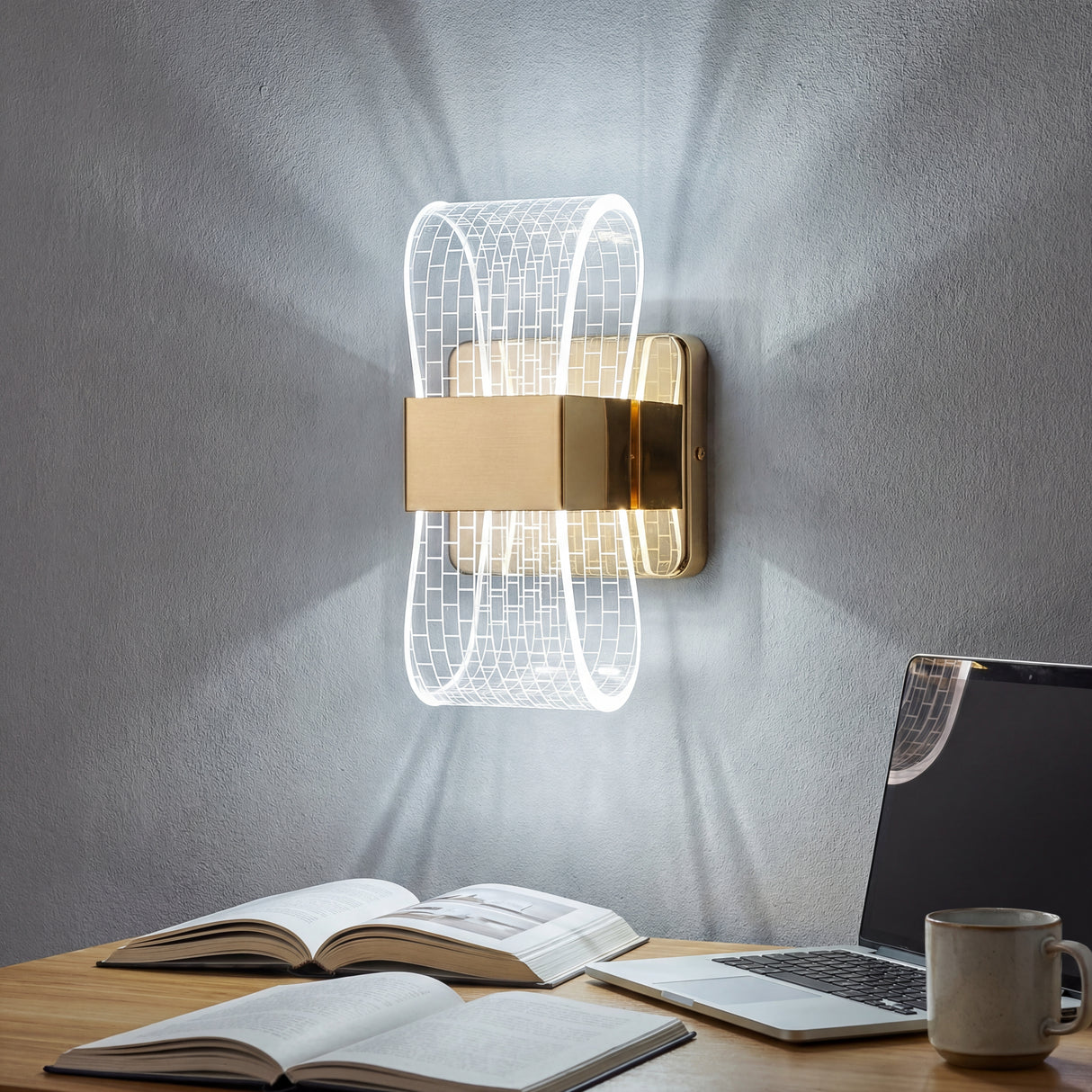 Lámpara Cubic Gold en modo de luz fría instalada sobre un escritorio de trabajo con laptop y libros.