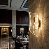 Serie de lamparas Vortex Gold aplicadas en las paredes de un lobby de hotel o edificio residencial.