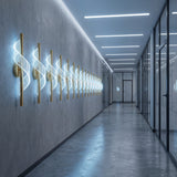 Perspectiva de un pasillo largo con multiples lamparas Helix Gold instaladas en serie con luz fria.
