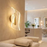 Lampara Vortex Gold decorando la pared de una recepcion de salon de belleza o spa elegante.