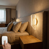 Dormitorio moderno con lampara Vortex Gold instalada sobre la mesa de noche como luz de lectura.