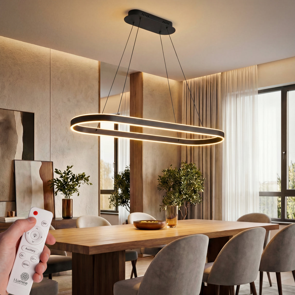 Lámpara de techo ovalada suspendida sobre mesa de comedor de madera elegante.