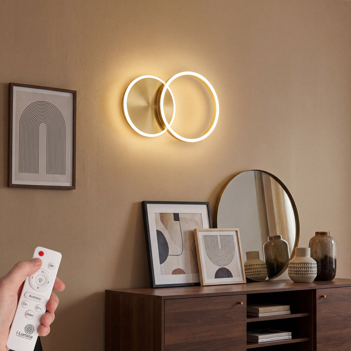 Iluminación de acento para sala con aplique de pared LED dorado de doble círculo.