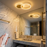 Plafón LED circular dorado instalado en techo de baño con diseño de lujo.