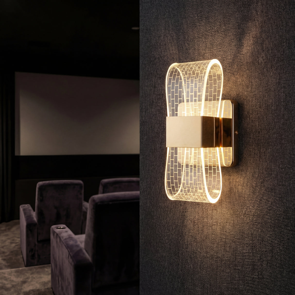 Iluminación de acento con el modelo Cubic Gold en una habitación oscura con butacas de cine.