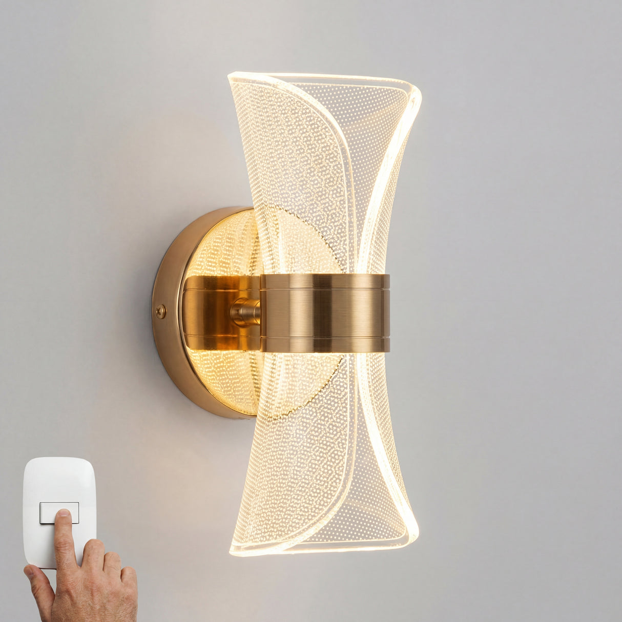 Aplique de pared Galaxy Gold con efecto de micro-puntos iluminando un dormitorio moderno con tonos neutros y luz calida.