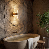Ambiente de bano relajante con la lampara Galaxy Gold proyectando luz calida sobre una tina de piedra.