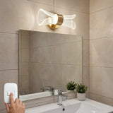 Aplicacion horizontal de la lampara Galaxy Gold sobre un espejo de bano moderno para iluminacion frontal.