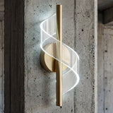 Aplique Helix Gold vertical sobre una columna industrial resaltando la textura del concreto con luz neutra.