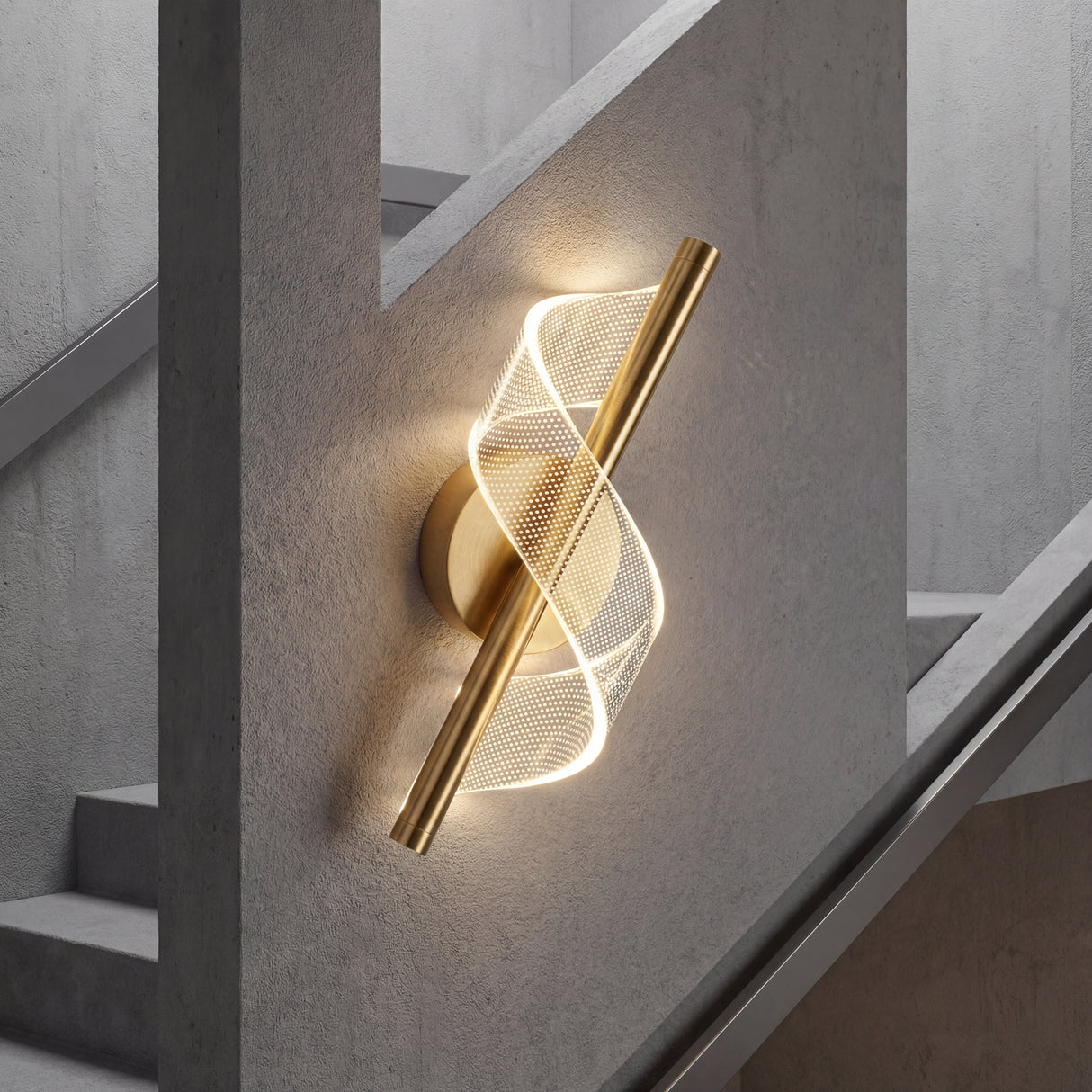 Instalacion creativa en diagonal de la lampara Helix Gold siguiendo la linea de una escalera minimalista.