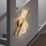 Instalacion creativa en diagonal de la lampara Helix Gold siguiendo la linea de una escalera minimalista.