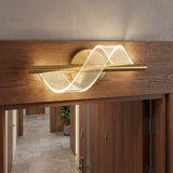 Aplicacion horizontal de la luminaria Helix Gold funcionando como luz de acento sobre un dintel de madera.