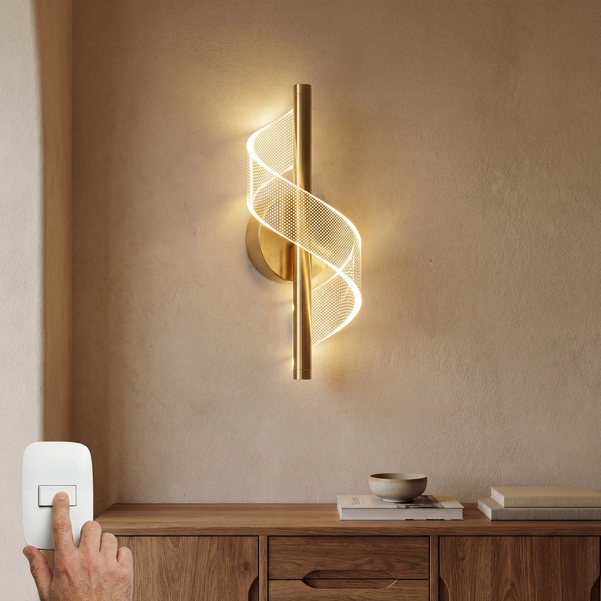 Aplique de pared Helix Gold con diseño helicoidal instalado verticalmente sobre un mueble de madera en una sala moderna.