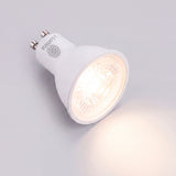 Luminaria de acento emitiendo luz intermedia de alta fidelidad cromática con difusor texturizado.