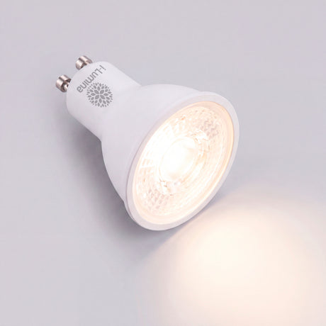 Luminaria de acento emitiendo luz intermedia de alta fidelidad cromática con difusor texturizado.