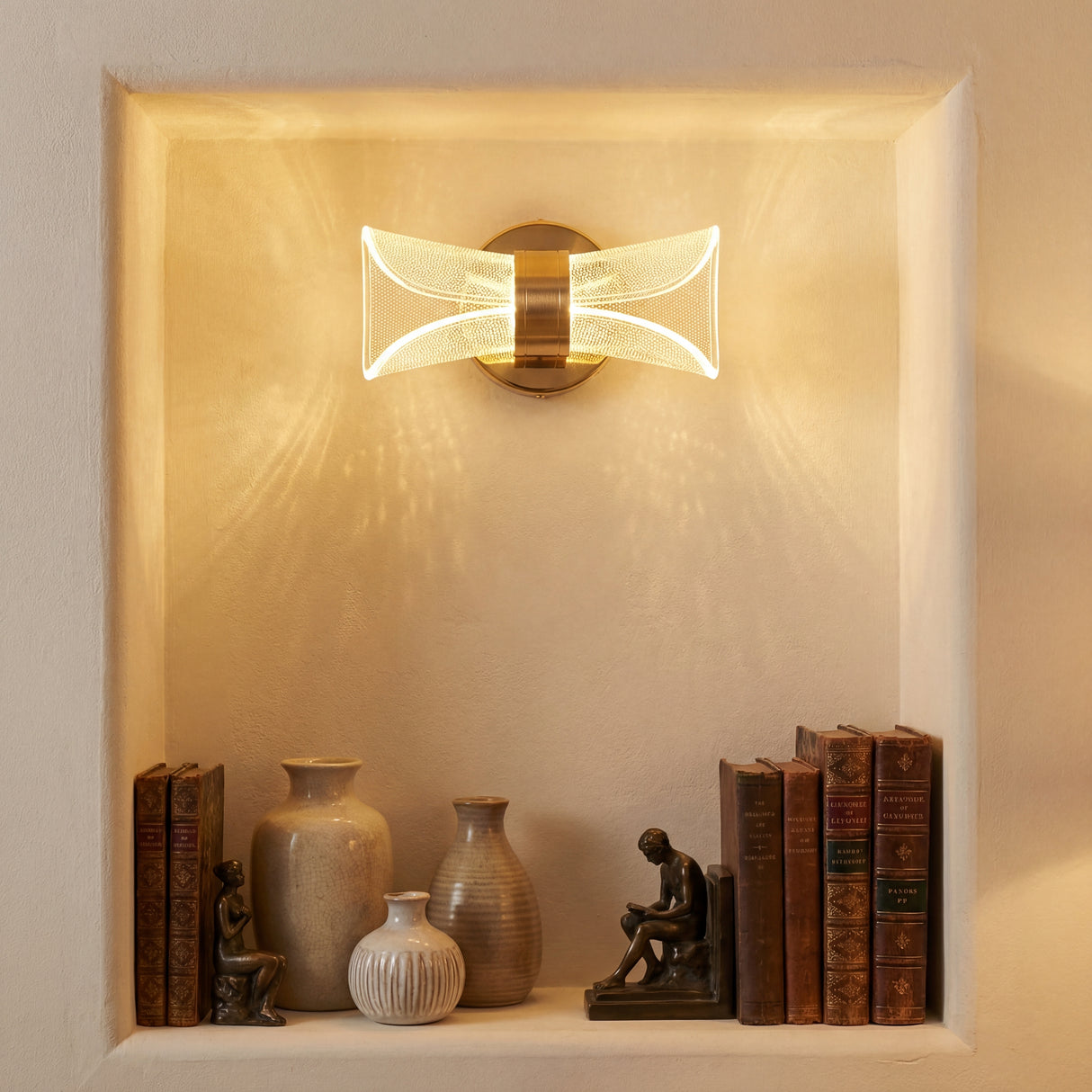 Lampara Galaxy Gold instalada horizontalmente dentro de una hornacina de drywall resaltando objetos de arte.