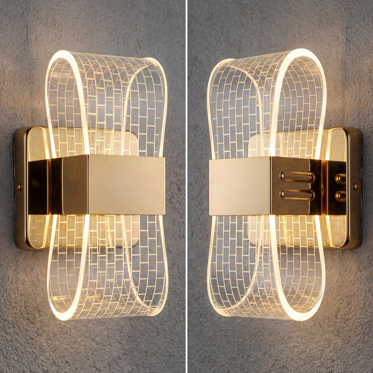 Dos luminarias Cubic Gold instaladas simétricamente en una pared gris, resaltando su diseño de bucles rectangulares.